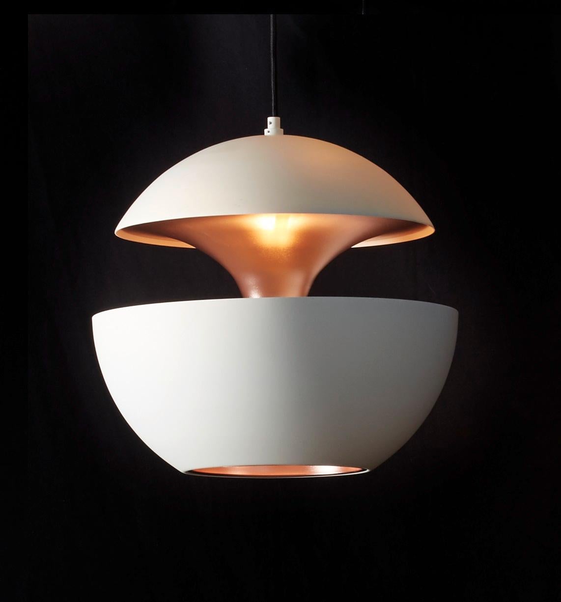 Here comes the sun extra large white and copper pendant lamp by Bertrand Balas
Dimensions: D 45 x H 45 cm
Materials: Aluminum
Available in different sizes and colors

All our lamps can be wired according to each country. If sold to the USA it