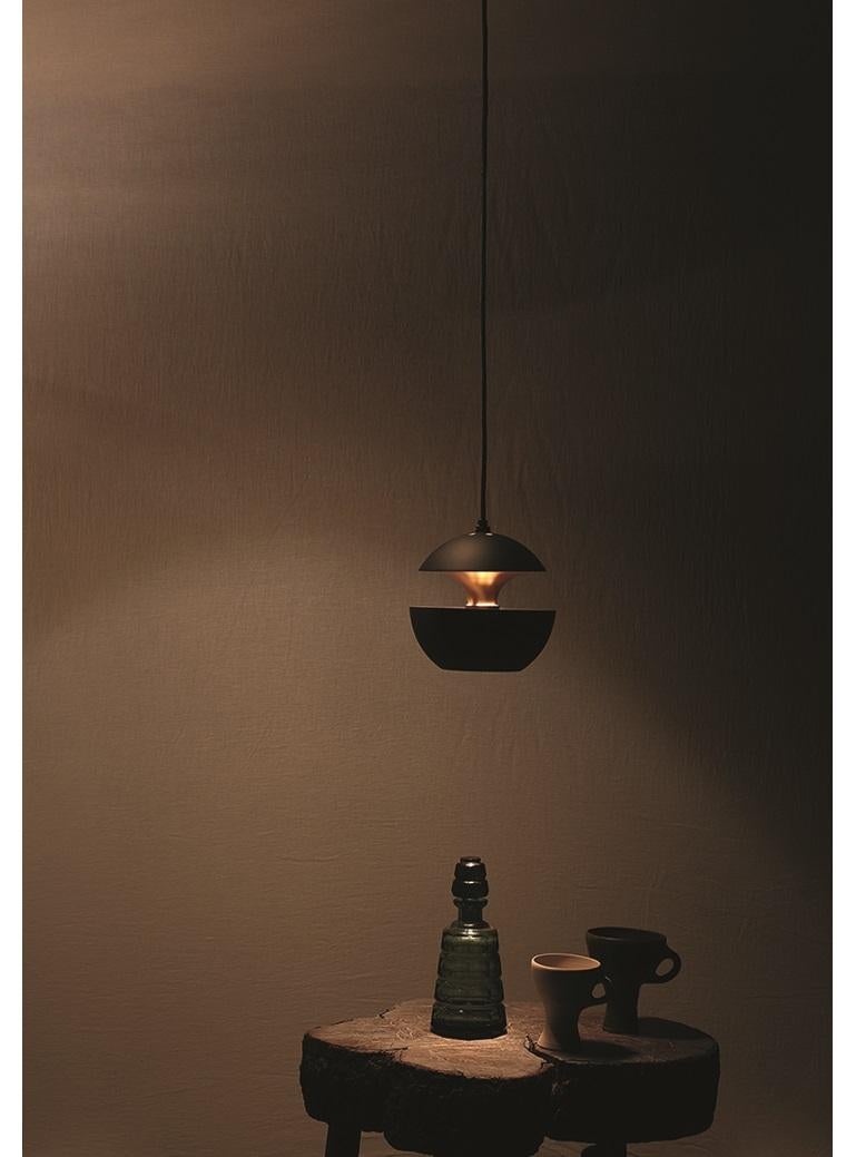 Here Comes The Sun small black and copper pendant lamp by Bertrand Balas
Dimensions: D 17.5 x H 17.5 cm
Materials: Aluminum
Available in different sizes and colors.

All our lamps can be wired according to each country. If sold to the USA it