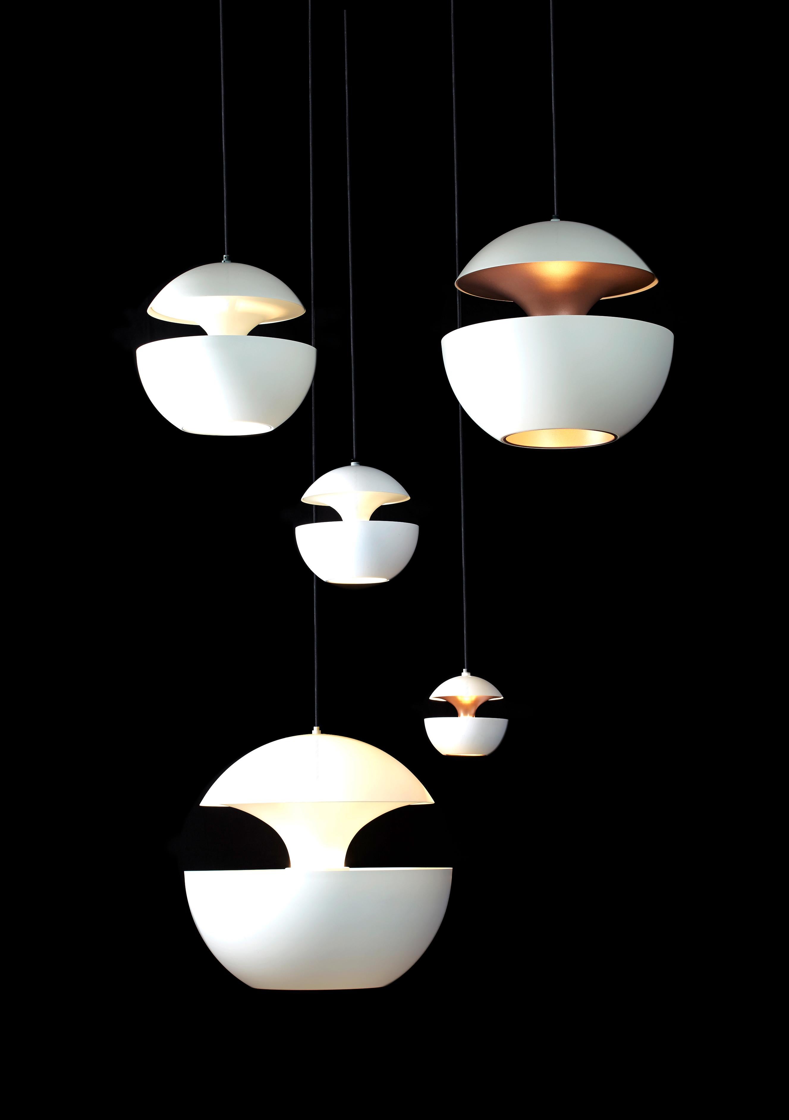Postmoderno Lampada a sospensione Here Comes the Sun Small White and Copper di A. Bertrand Balas in vendita
