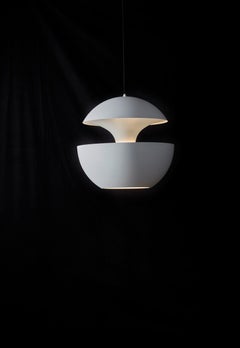 Petite lampe à suspension blanche « Here Comes The Sun » de Bertrand Balas
