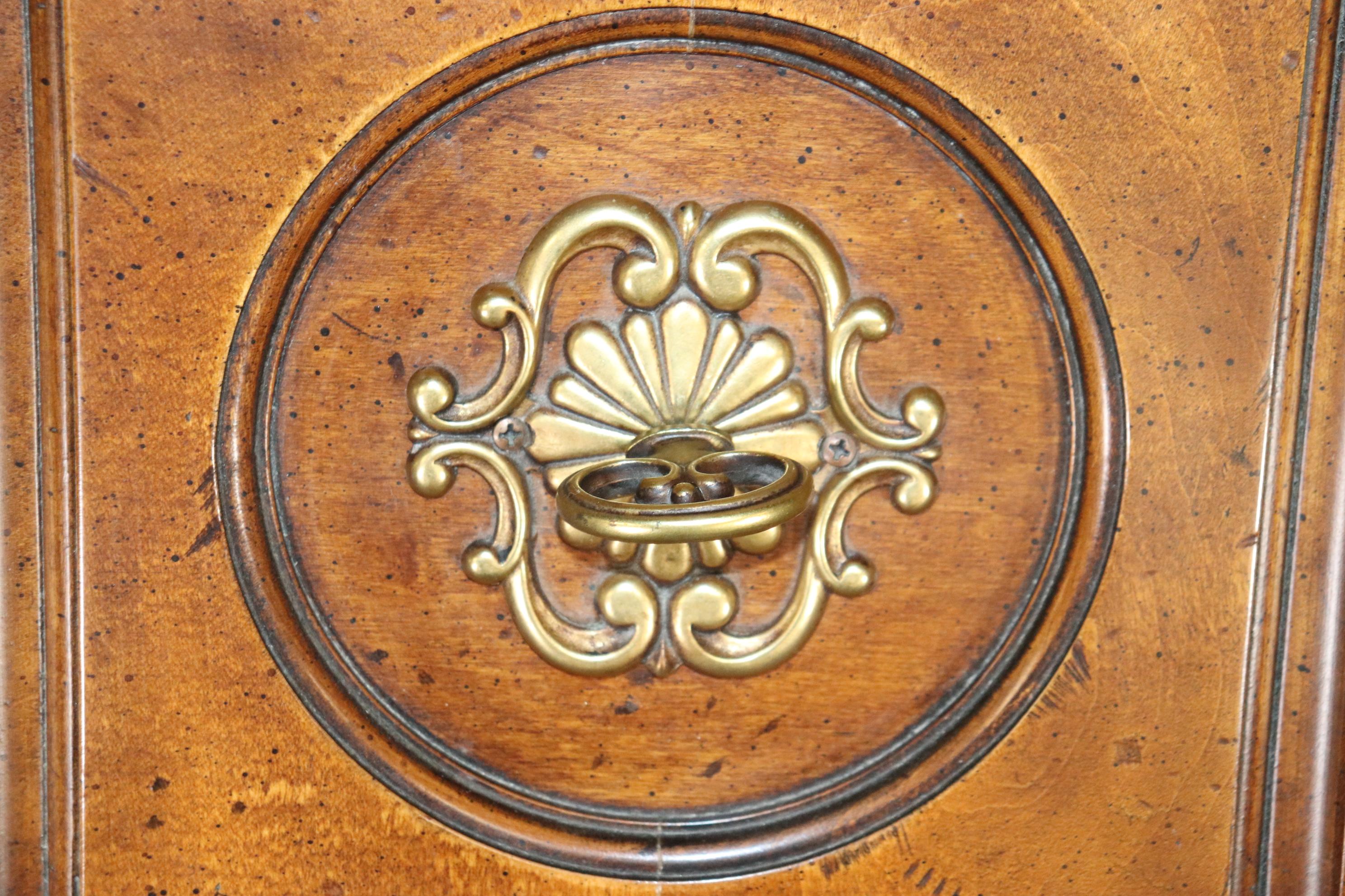 Heredon País Francés Tallado Nogal Iluminado China Cabinet Breakfront con Escritorio Provincial francés en venta