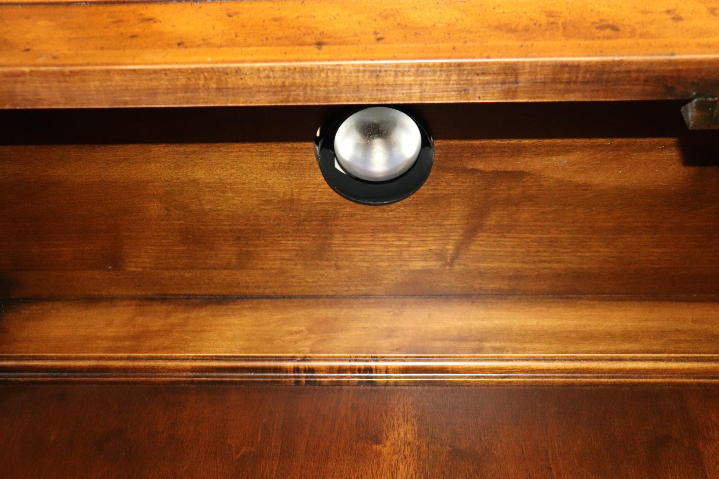 Heredon País Francés Tallado Nogal Iluminado China Cabinet Breakfront con Escritorio Estadounidense en venta