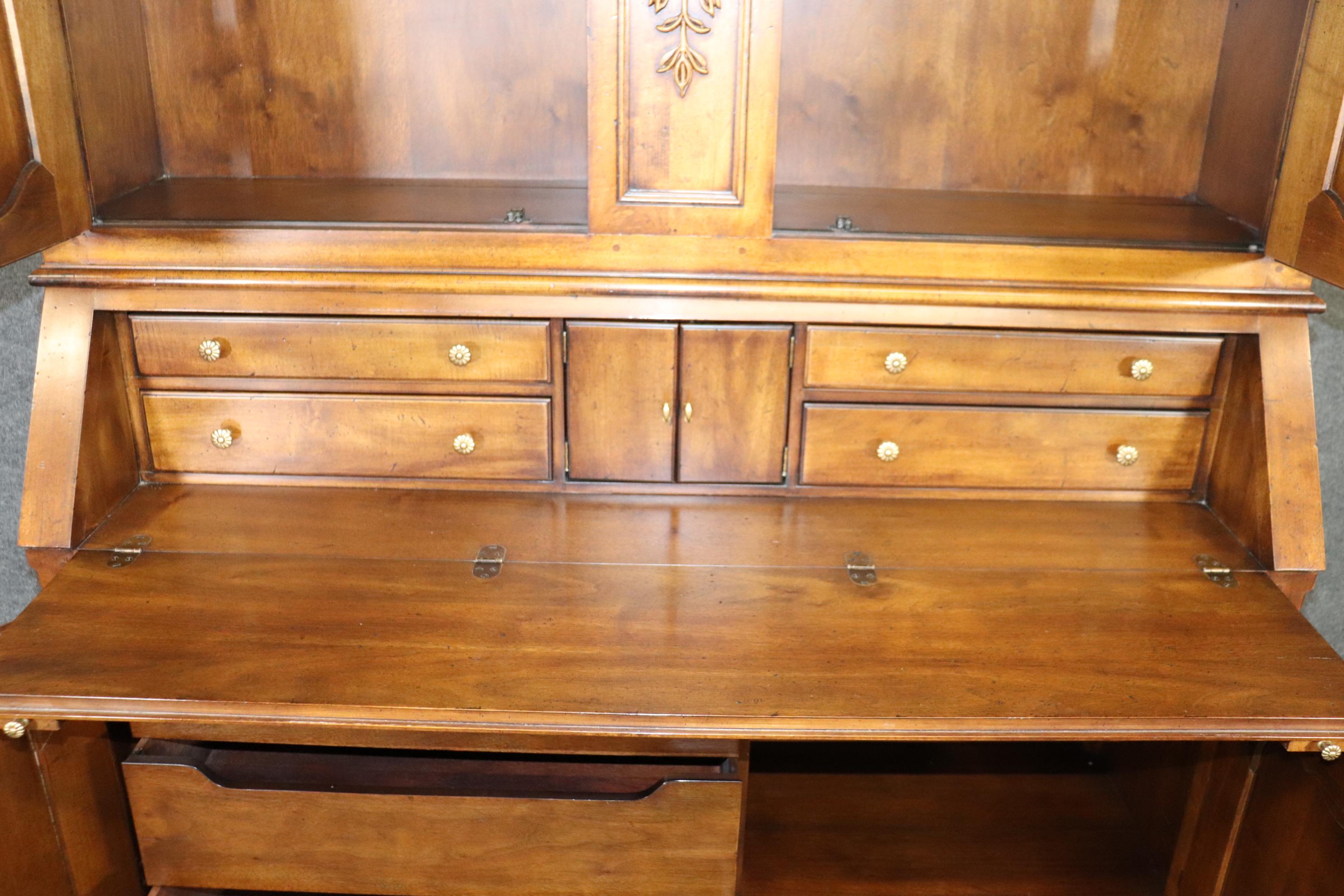 Heredon País Francés Tallado Nogal Iluminado China Cabinet Breakfront con Escritorio en venta 2