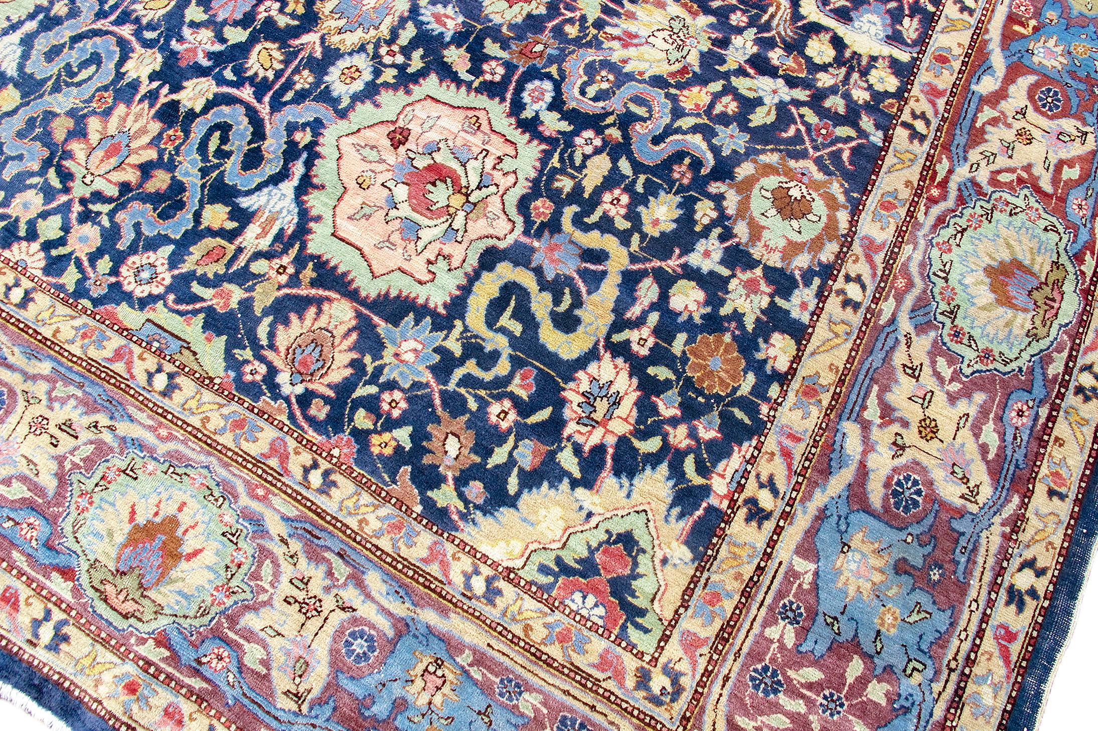 Antiker persischer Hereke-Teppich, um 1900

Dieser übergroße Hereke-Teppich aus der Türkei zeichnet ein kompliziertes Muster aus Palmetten und Wolkenbändern innerhalb eines Gitters auf einem indigoblauen Feld. Hereke-Stücke der Jahrhundertwende wie