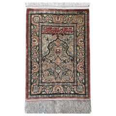 Tapis de prière turc en pure soie Hereke avec des menaces en métal doré Souf