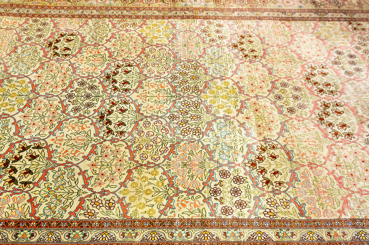 Dieser extrafeine Hereke-Teppich mit den Maßen 110 x 168 cm ist ein Beispiel für die Spitzenklasse der türkischen Teppichkunst. Die filigranen floralen Motive sind sorgfältig gewebt und schaffen ein symmetrisches Design, das Raffinesse und Eleganz
