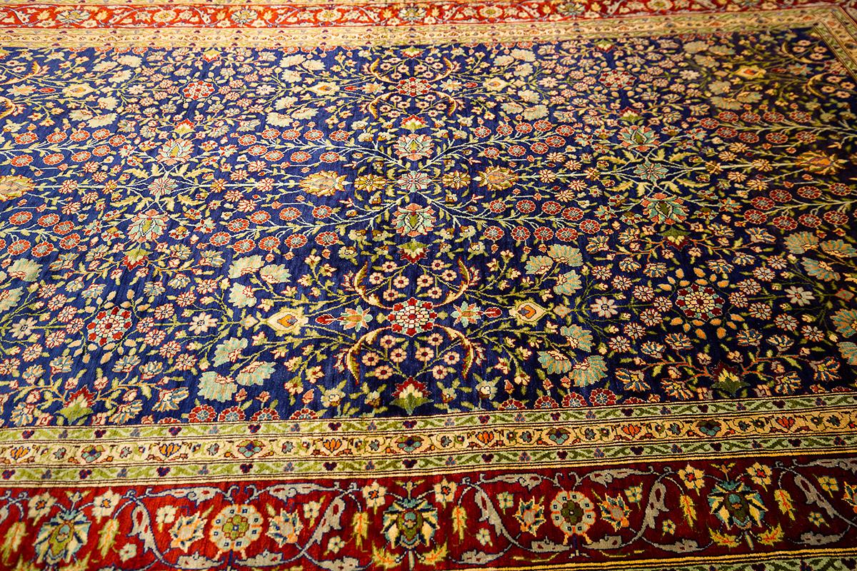 Alfombra de seda Hereke - Elegancia imperial en tejido fino

Esta magnífica alfombra de seda Hereke es un testimonio del arte y el refinamiento otomanos. Tejida en los renombrados talleres reales de Hereke, esta pieza presenta un número de nudos