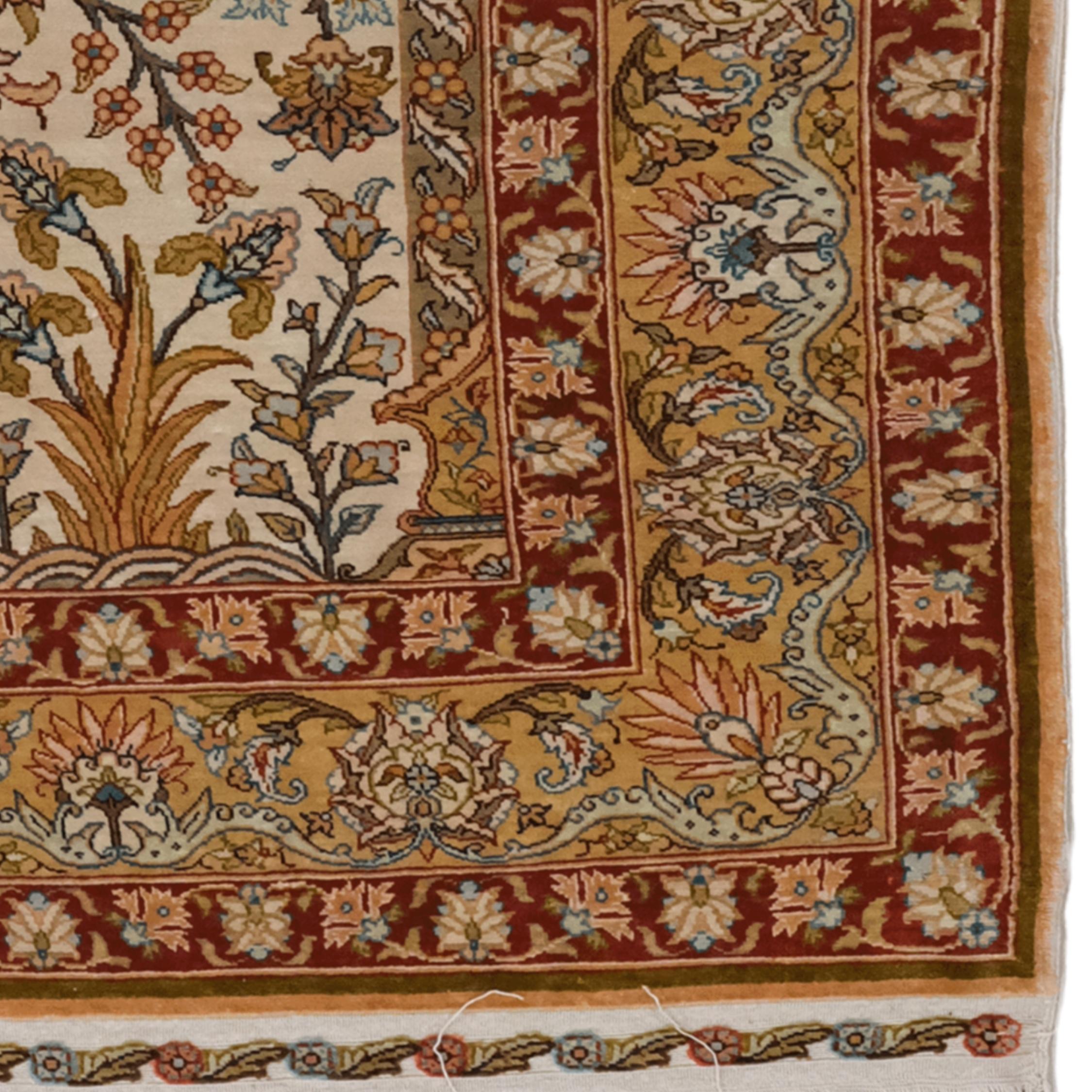 Hereke Rug - Vintage Silk Rug In condizioni buone in vendita a Sultanahmet, 34