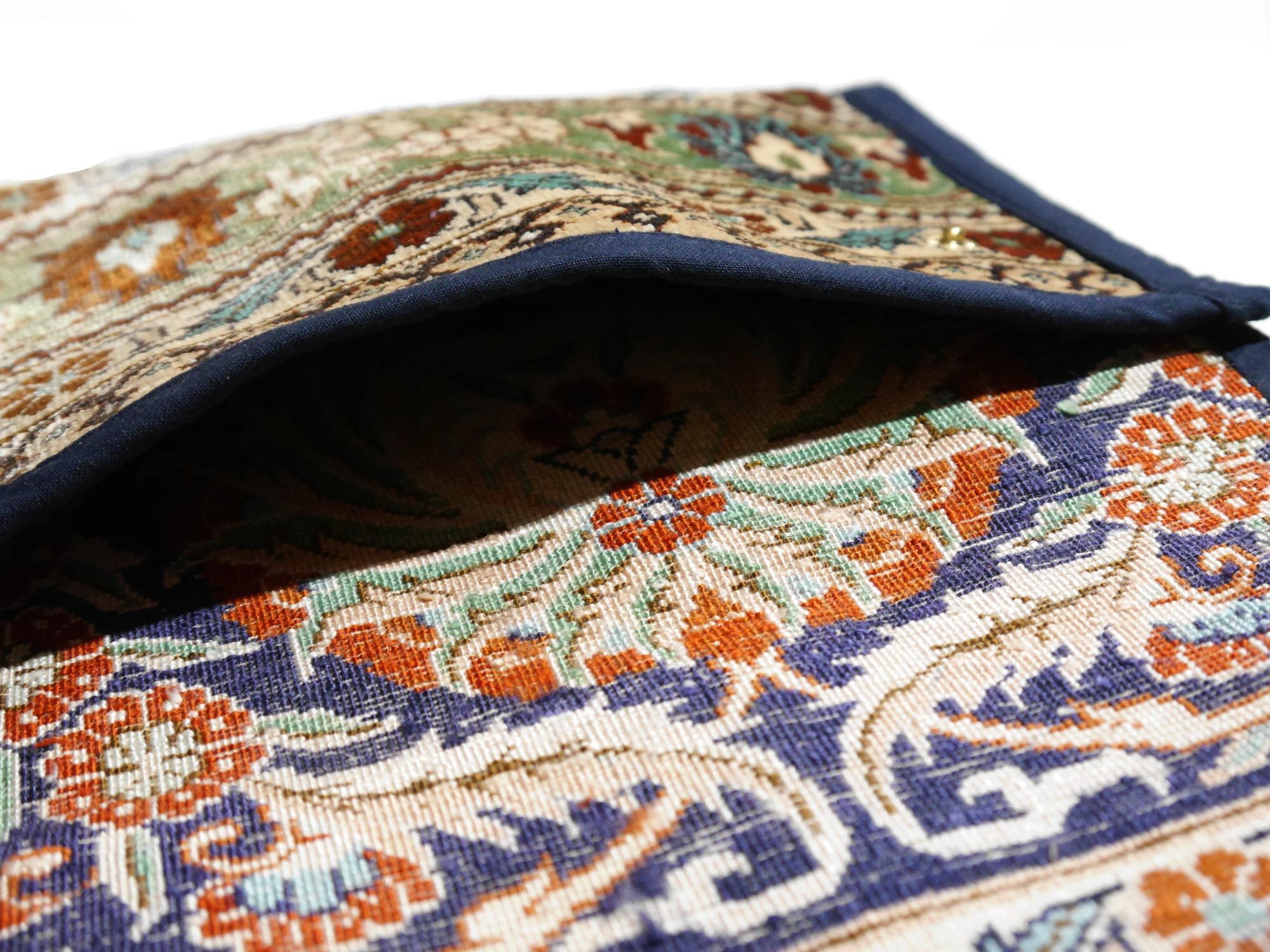 Hereke Silk Rug Bag Clutch or Cover for Tablet Ipad Case In Good Condition For Sale In Lohr, Bavaria, DE