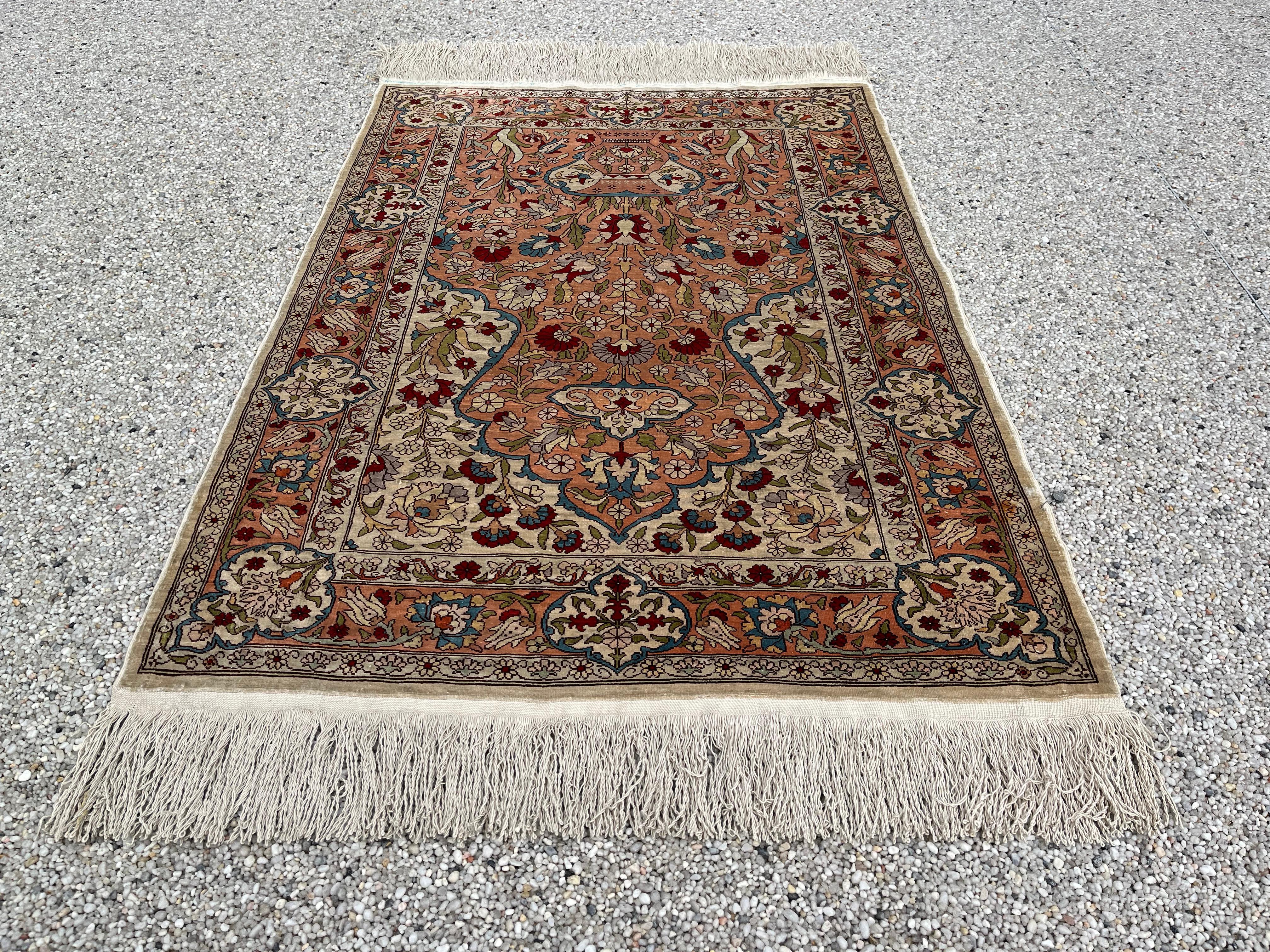 Hereke Silk Rug In Good Condition For Sale In RÉDING, FR