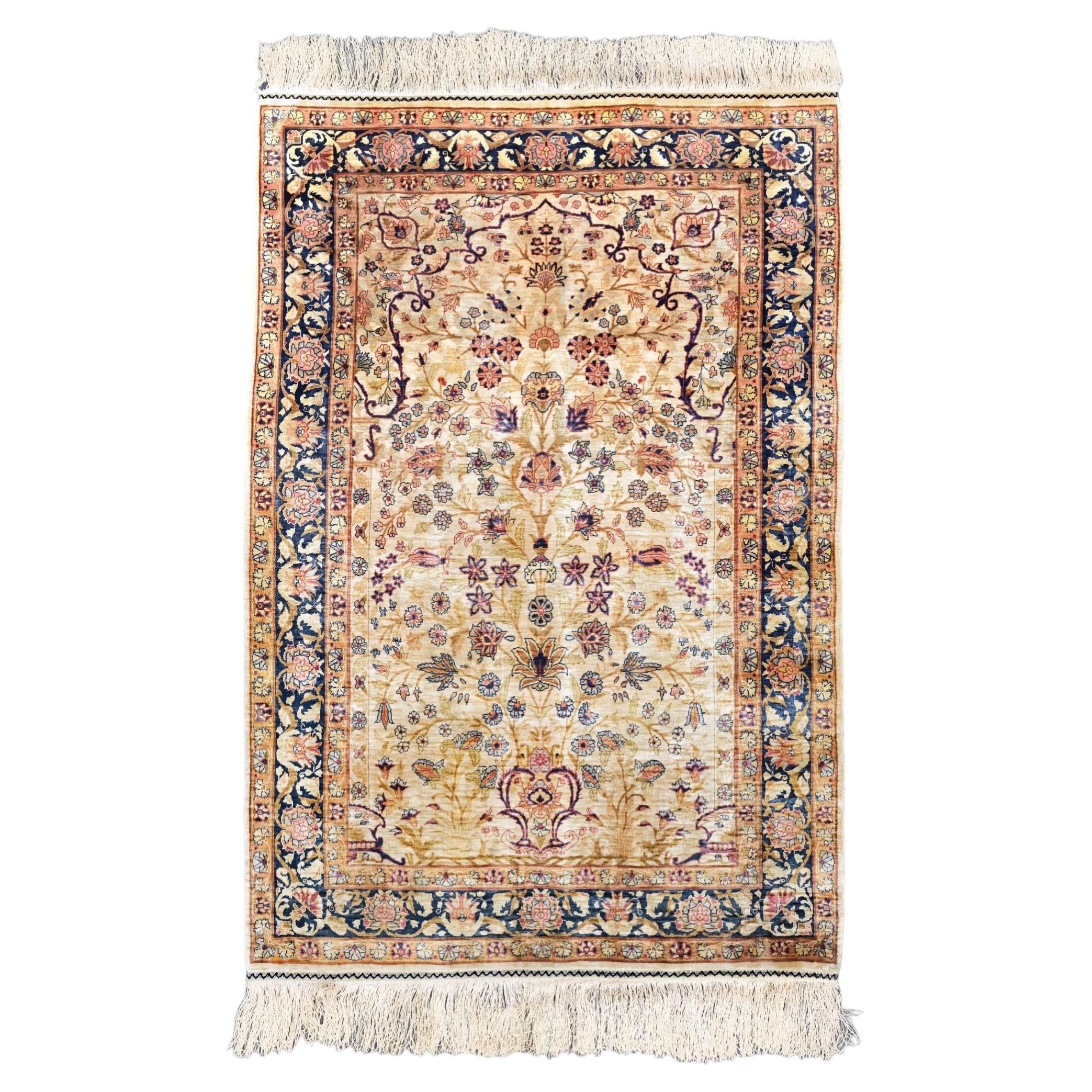 Tapis ancien en soie Hereke Période : Milieu du 20ème siècle en vente