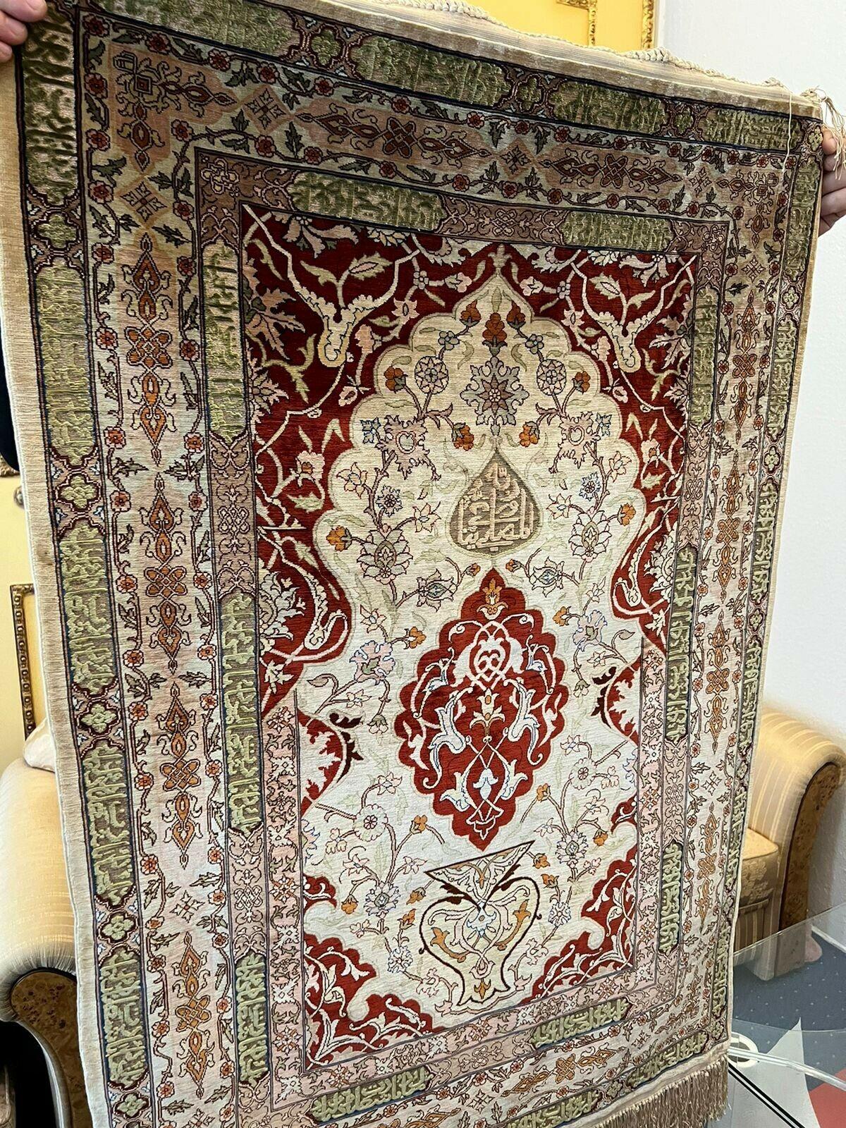 Fine silk carpet Hereke region.

Masterpiece with brilliant colour. Measures: 126cm X 74cm.