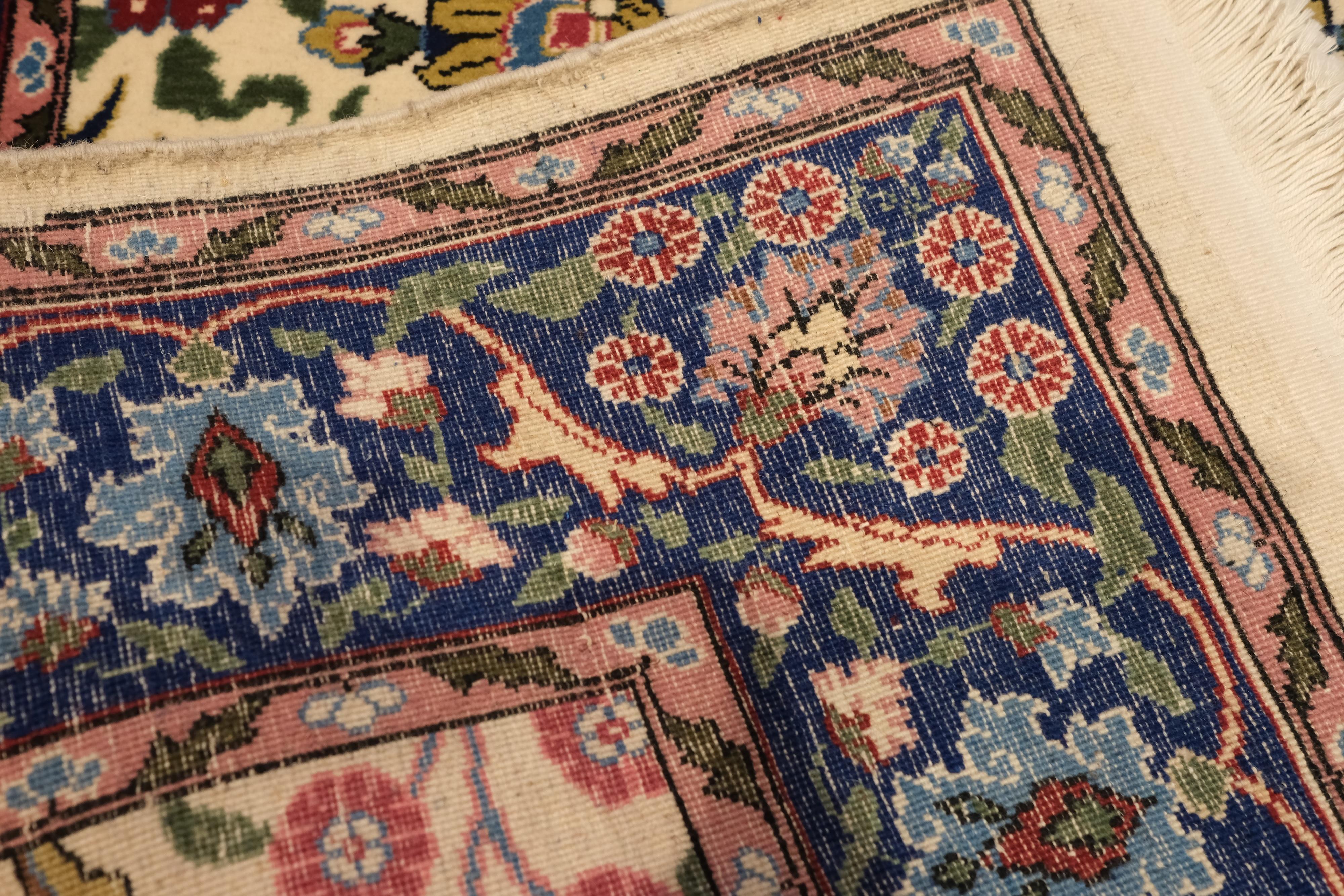 Dieser einzigartige Wollteppich von Hereke gehört zu den hochwertigsten Teppichen aus der Hereke-Werkstatt. Das Blumengitter auf weißem Grund besticht durch die Feinheit des Gewebes, den Einsatz von Farbe und das elegante und raffinierte Design. Es
