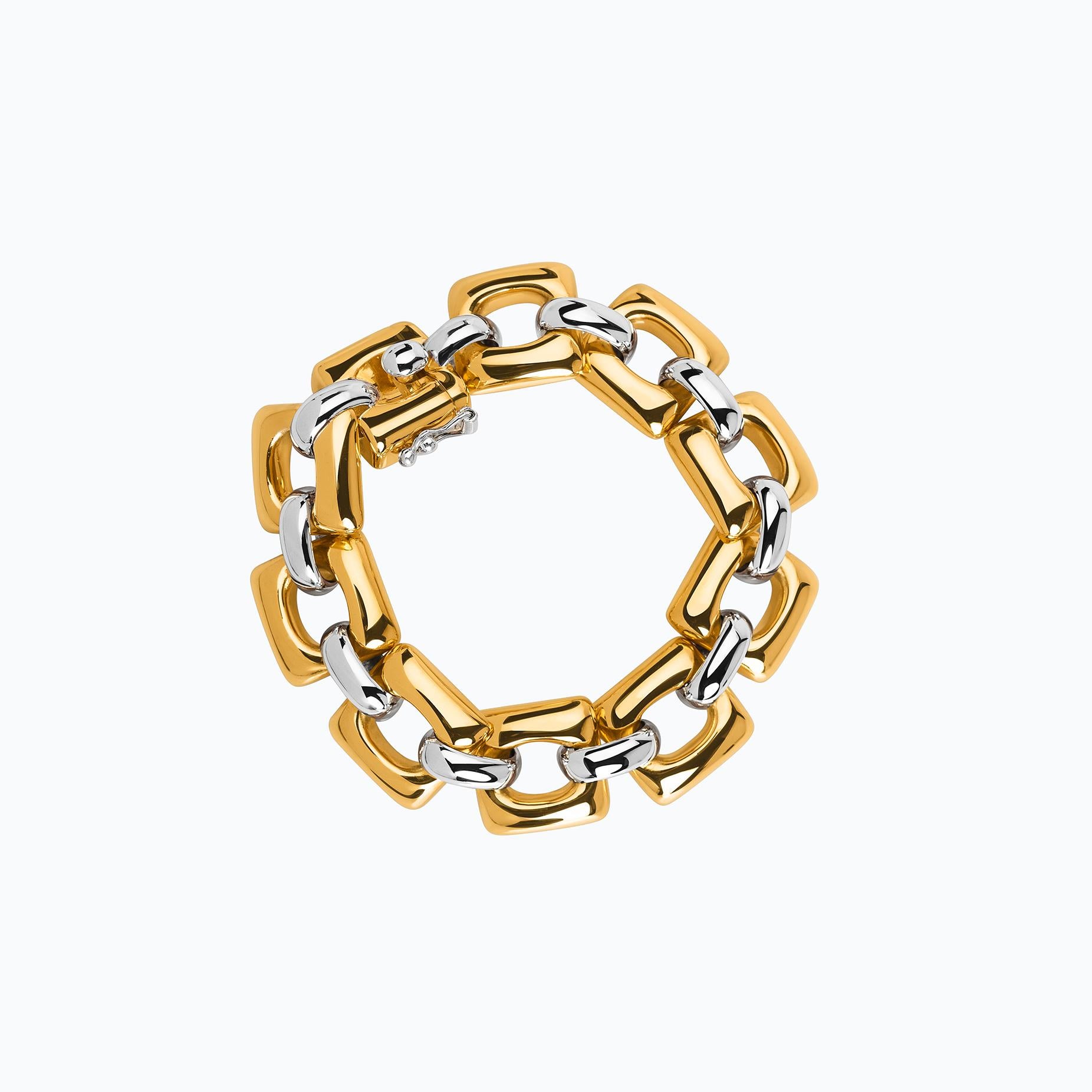 The Herencia Square and Oval Bracelet is part of a numbered limited edition of 80 units, made of sterling silver with 23 karat yellow gold vermeil. The piece is made up of a succession of square links finished in vermeil, interspersed with oval