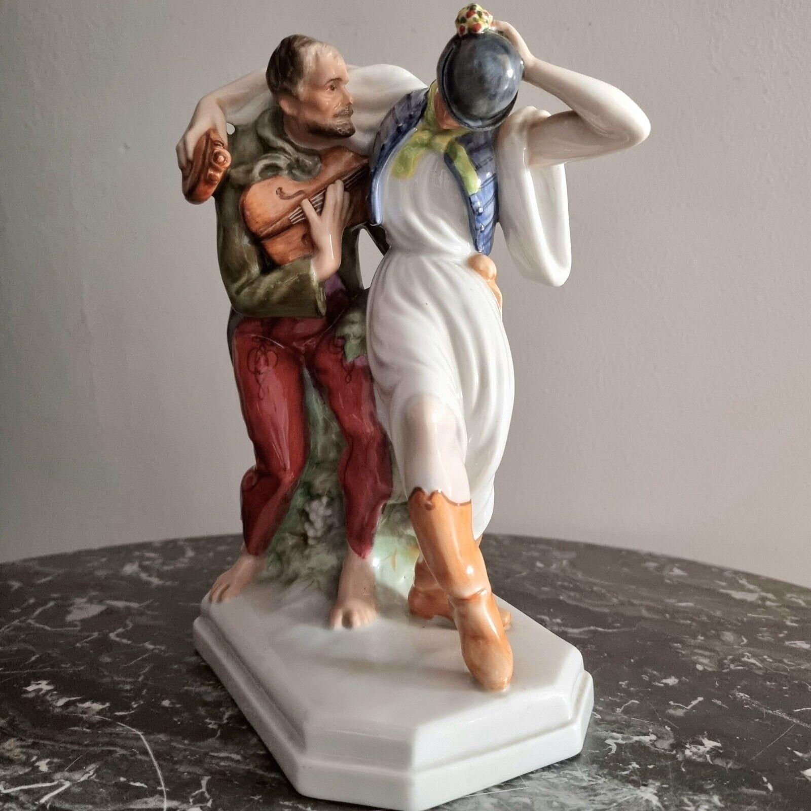 HEREND 1940, signed, numbered,
Porcelain statuette 'Musicians',
Vintage,
height 22 cm, weight 918 g, socle 16 x 9,8 cm,
good condition.

Herend was founded in 1826 and has had much famous customers who bought it's porcelain. At the first World's