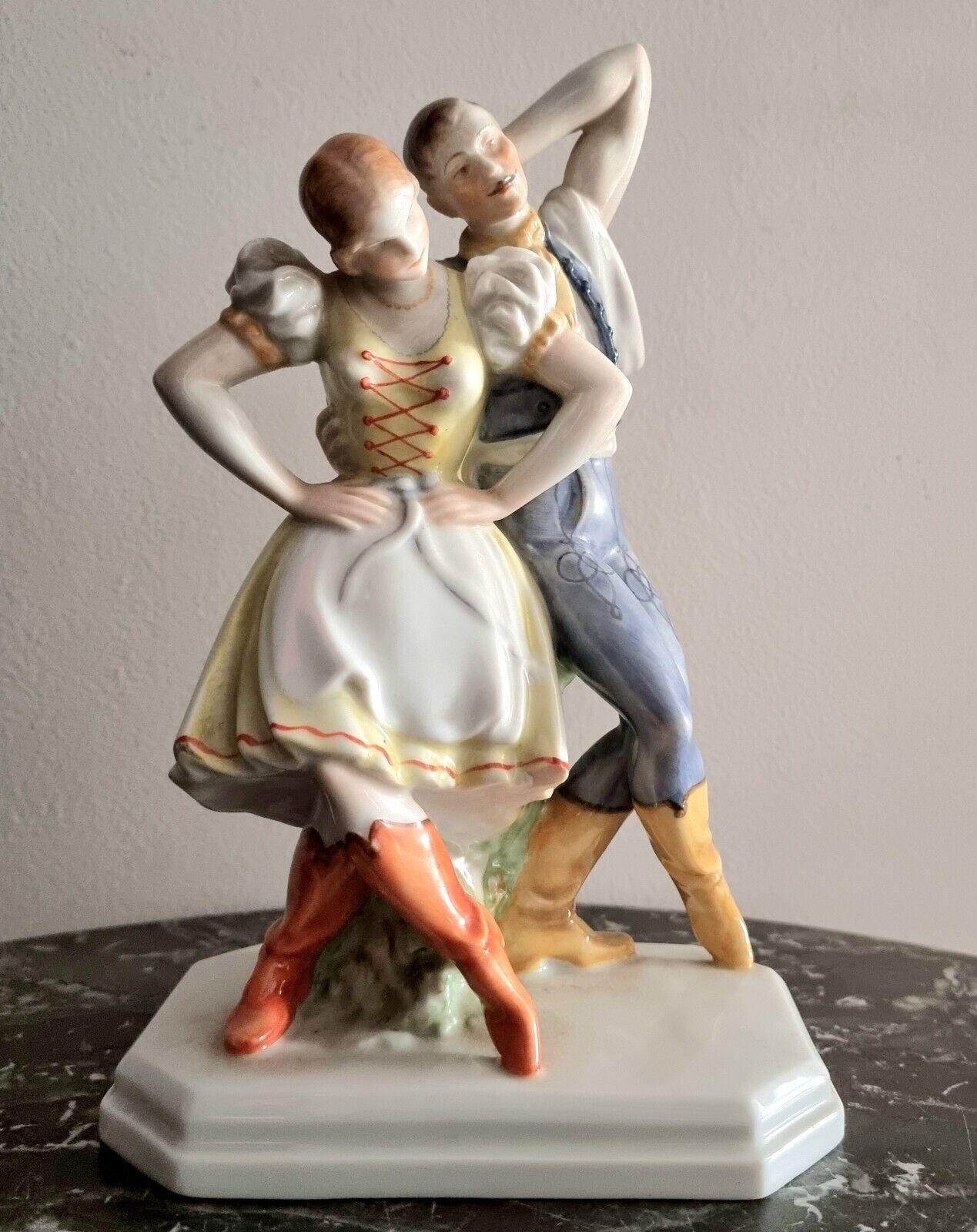 HEREND 1941, signed, numbered,
Porcelain statuette 'Dancers',
Vintage,
height 25,5 cm, weight 918 g, socle 16 x 9,8 cm,
good condition.

Herend was founded in 1826 and has had much famous customers who bought it's porcelain. At the first World's