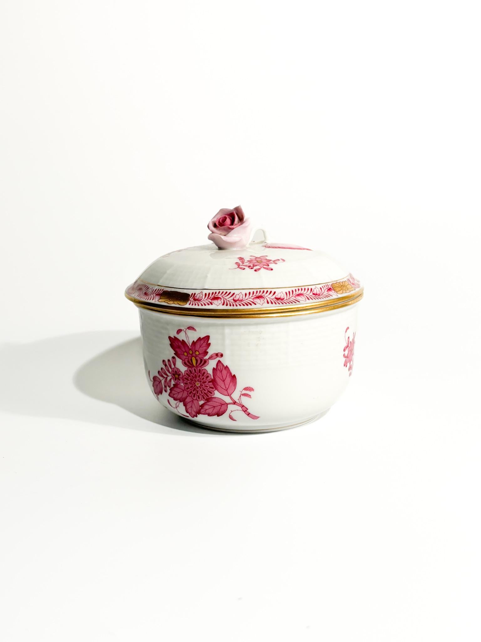 Scatola di porcellana Herend, collezione Apponyi Pink, realizzata negli anni '50

Ø cm 11 h cm 11

Le porcellane di Seek One sono tra le più prestigiose e ricercate al mondo. Prodotta in Ungheria dal 1826, Herend è nota per l'eccezionale qualità,