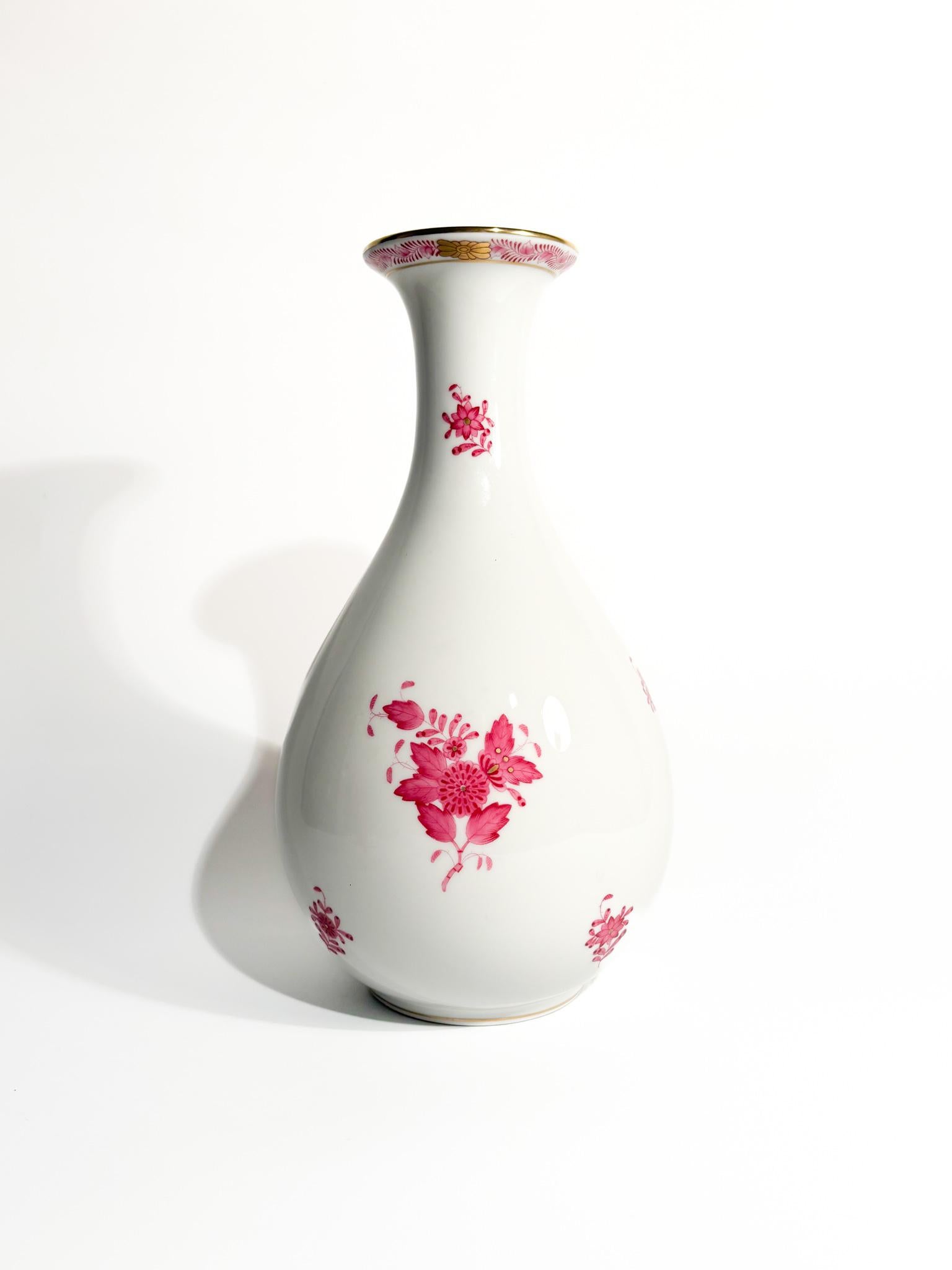 Vaso in porcellana Herend, collezioni Apponyi Pink, dipinto a mano e realizzato negli anni '50

Ø cm 13 h cm 24

Le porcellane di Seek One sono tra le più prestigiose e ricercate al mondo. Prodotta in Ungheria dal 1826, Herend è nota per