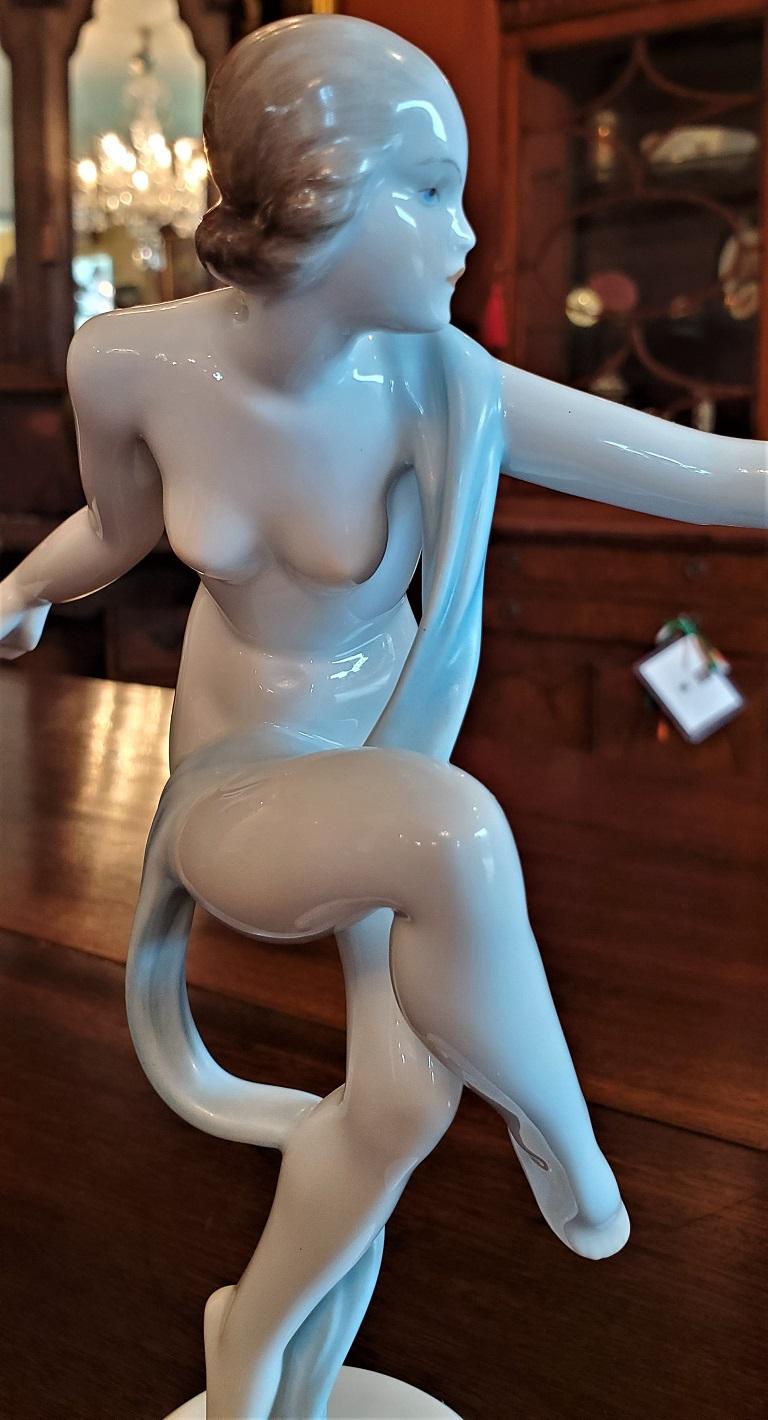 Presenting a lovely Herend Art Deco dancer.

Made by the World renowned Herend in Hungary circa 1930-35 by Istvan Szilagyi Nagy (1900-54), Model No: 15735/5.

Fully marked on the base.

Beautiful condition with no chips, cracks or