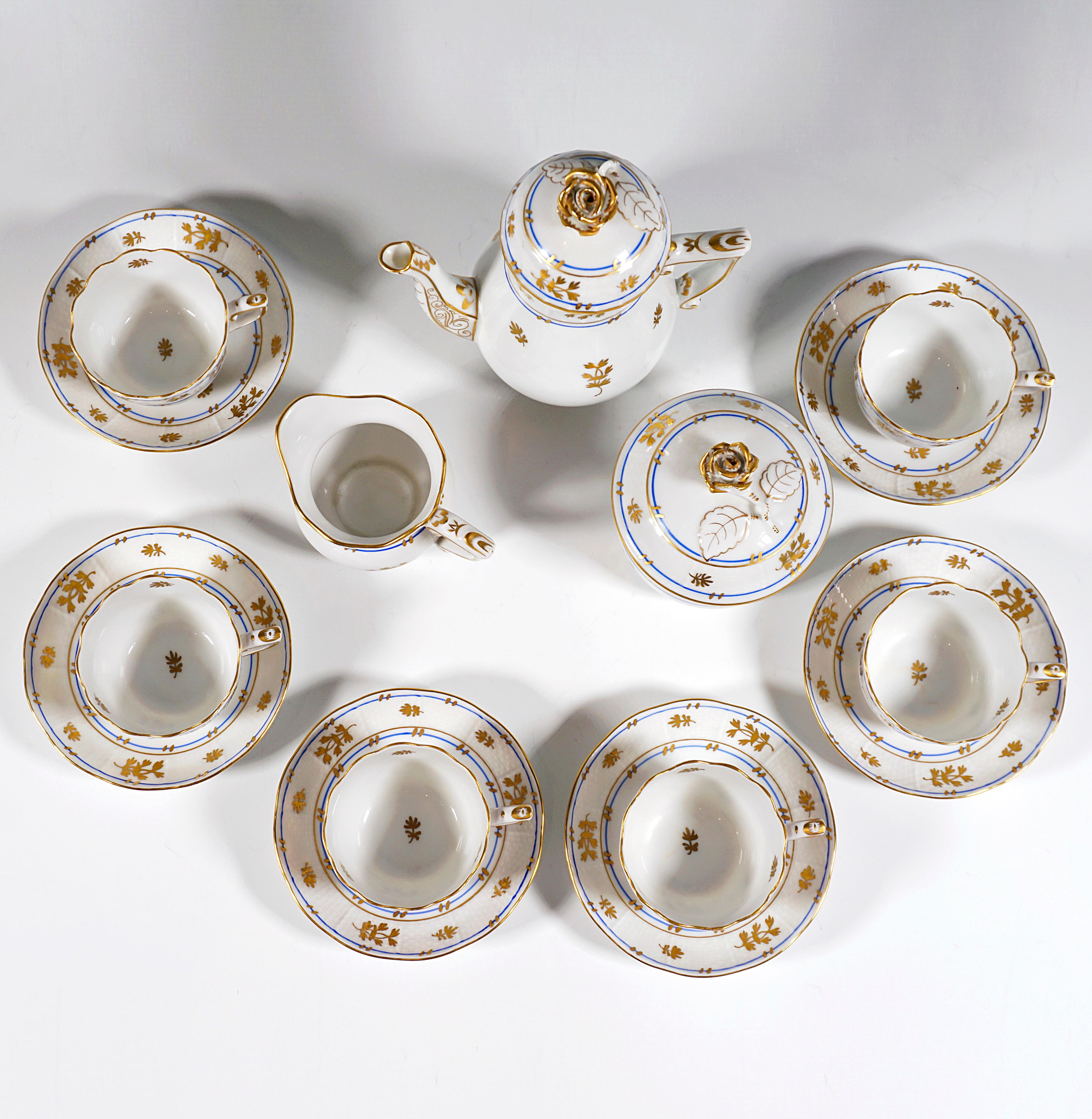 Herend service consisting of 15 parts: 1 lidded coffee pot, 1 milk jug, 1 lidded sugar bowl, 6 cups, 6 saucers.
Shape: Osier / basket weave
Decor: BAT - Batthyany blue - scattered leaves in gold with blue rims, as well as raised areas and borders in