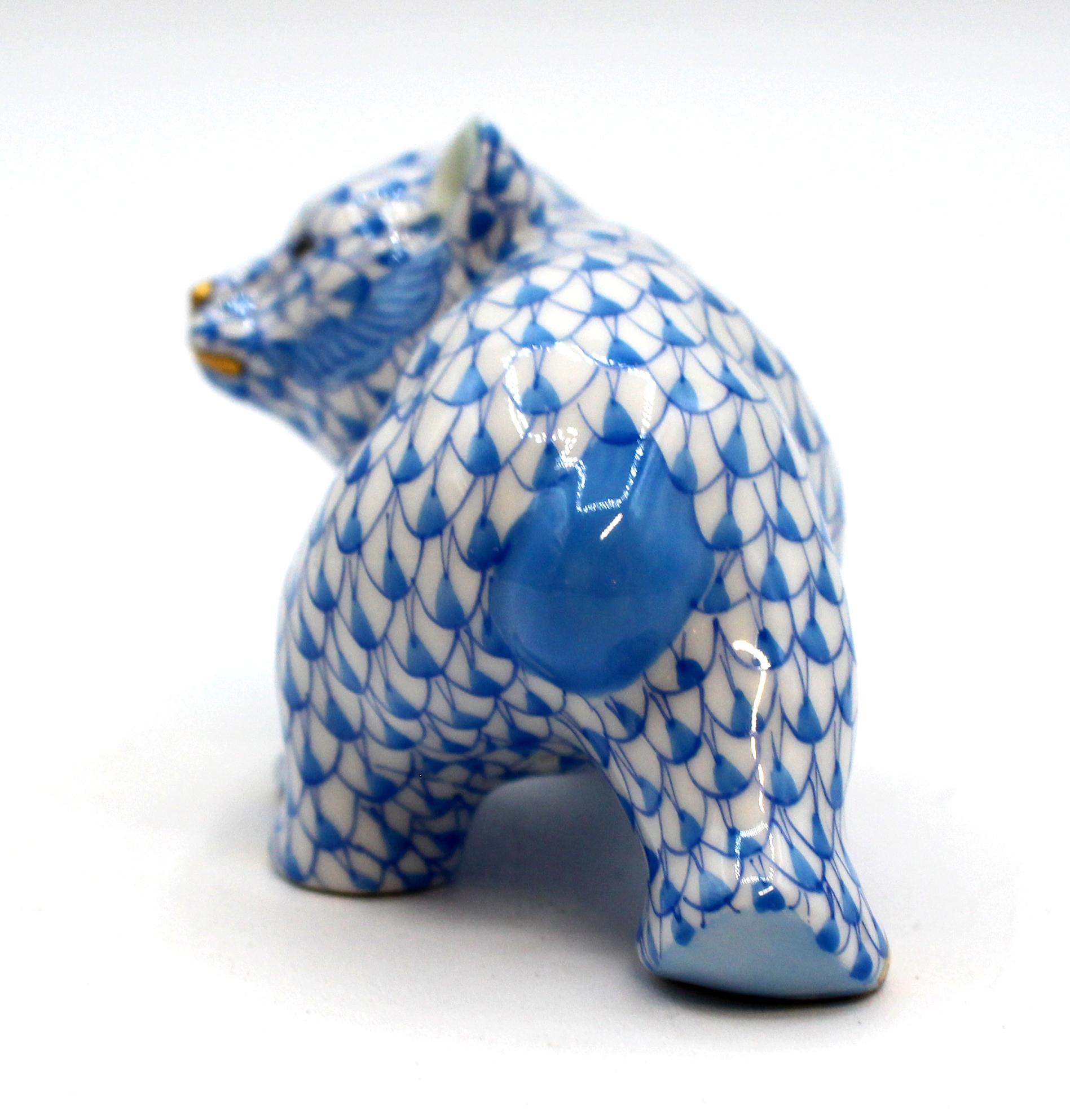 Herend baby strolling bear with blue fishnet decoration & gilding. Blue mark with K91 & impressed Herend.

Measures : 4