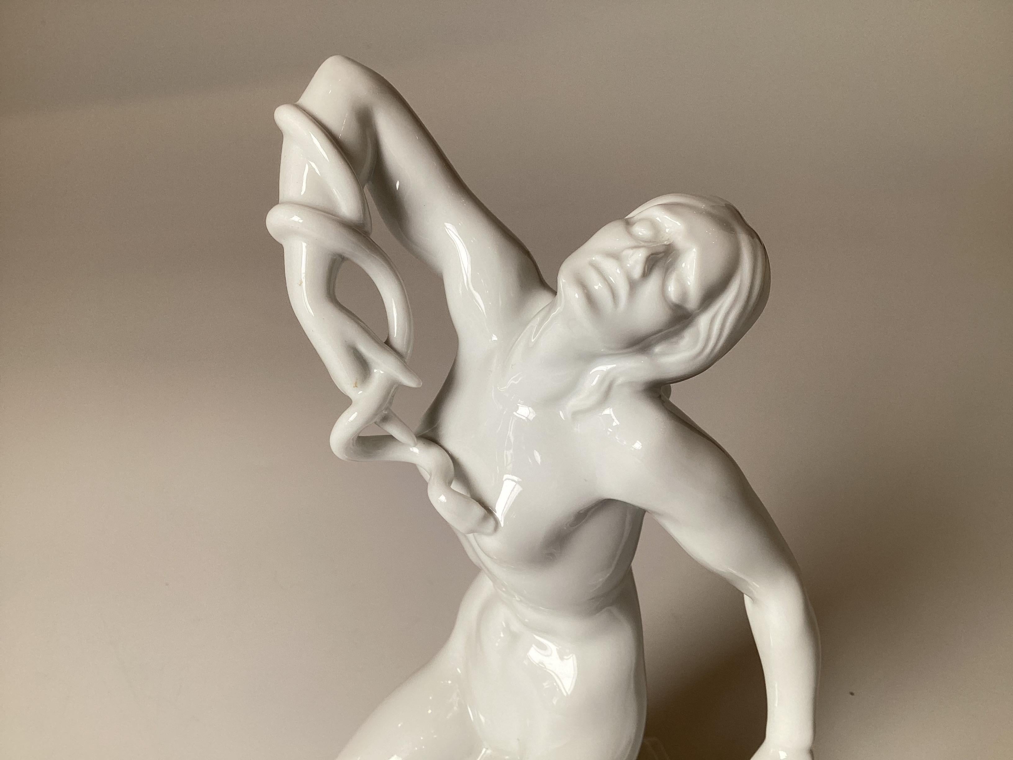 Figurita de porcelana blanc-de-chine de una Cleopatra moribunda de los años 20, de Herend.   La figura de Cleopatra con una serpiente venenosa.  10 pulgadas de alto, 5 pulgadas de ancho, 3,5 pulgadas de profundidad 