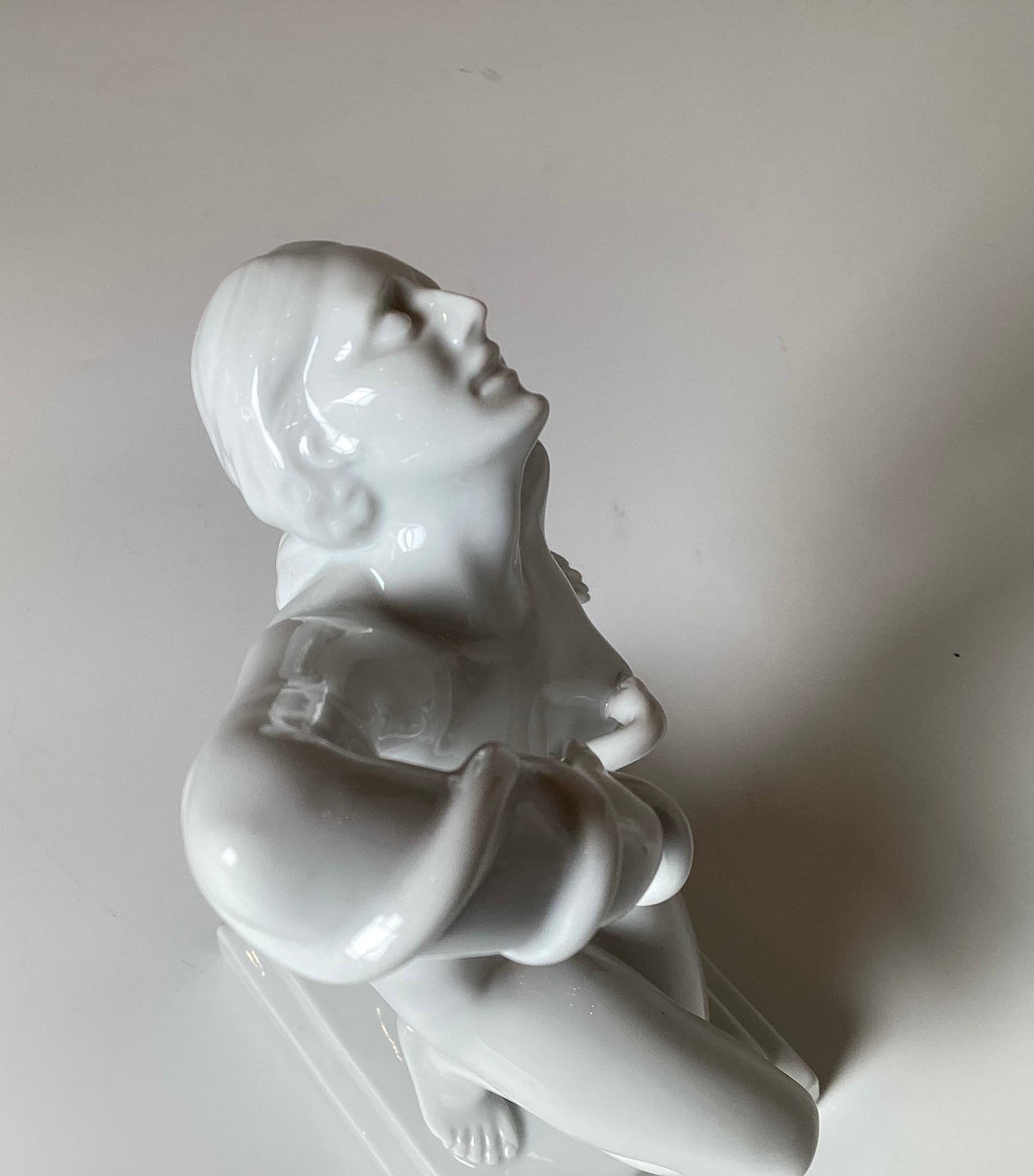 Herend Blanc de Chine Figurilla de porcelana Muerte de Cleopatra en Excelente estado para la venta en Lambertville, NJ