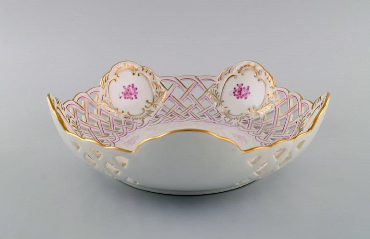 Herend bowl in openwork porcelain with hand-painted flowers and gold decoration. Mid 20th century. 
Measures: 24 x 7.3 cm.
In excellent condition.
Stamped.