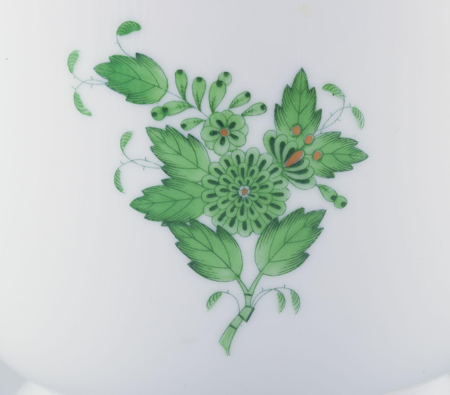 GEBRAUCHTWAREN SIND FÜR KUNDEN IN DEN USA, GROSSBRITANNIEN, AUSTRALIEN UND KANADA VON DEN EINFUHRZÖLLEN BEFREIT.   
DAHER FALLEN FÜR IHREN KAUF KEINE EINFUHRZÖLLE AN. 

Herend, Ungarn. Chinesischer Blumenstrauß Apponyi Grün, Porzellan Blumentopf.