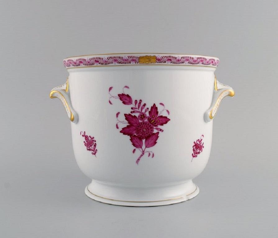 Herend Chinese Bouquet Raspberry. 
Champagne cooler and small bowl in hand-painted porcelain. Mid-20th century.
The champagne cooler measures: 23.5 x 17 cm.
The bowl measures: 18 x 7 cm.
In very good condition. Both with a small chip.
Stamped.