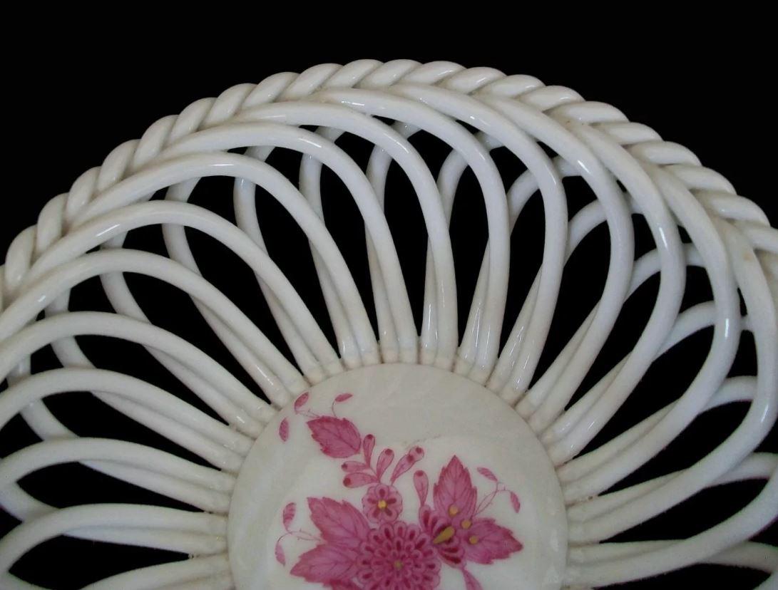 HEREND - Bouquet chinois - framboise - Panier rond ajouré - Hongrie - C. 1976 en vente 2