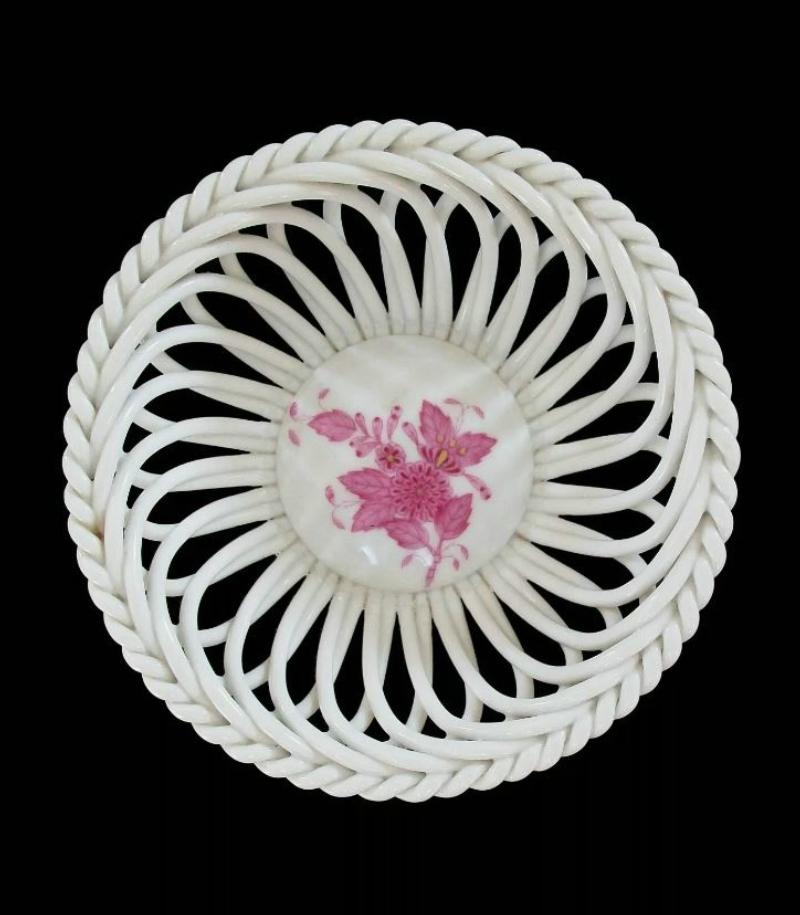 HEREND - Bouquet chinois (motif) - Framboise (couleur) - Panier rond vintage en porcelaine ajourée - édition du 150e anniversaire - fait à la main - présentant un motif floral peint à la main au centre et terminé par des touches de dorure - corps