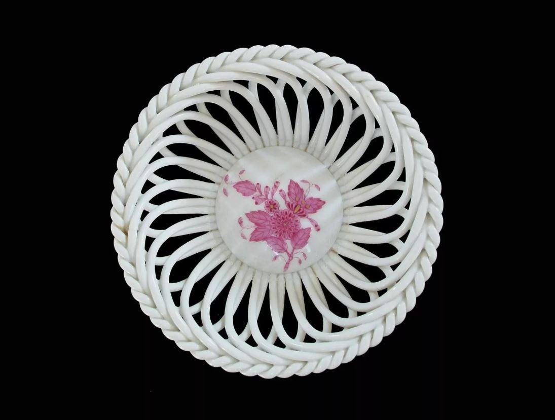 Chinoiseries HEREND - Bouquet chinois - framboise - Panier rond ajouré - Hongrie - C. 1976 en vente