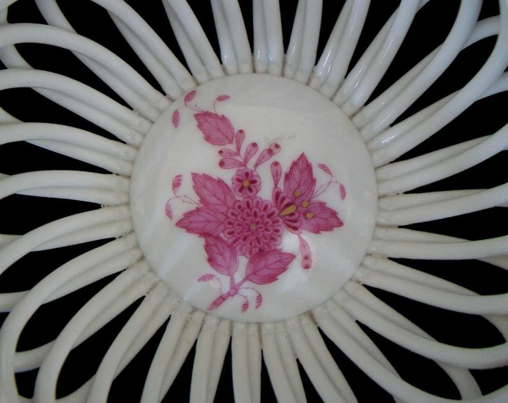 Hongrois HEREND - Bouquet chinois - framboise - Panier rond ajouré - Hongrie - C. 1976 en vente