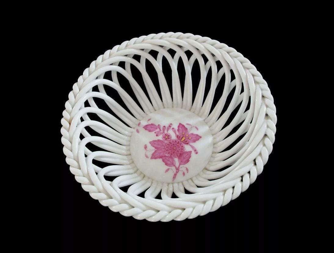 Vernissé HEREND - Bouquet chinois - framboise - Panier rond ajouré - Hongrie - C. 1976 en vente