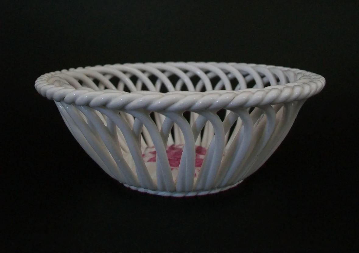 HEREND - Bouquet chinois - framboise - Panier rond ajouré - Hongrie - C. 1976 Bon état - En vente à Chatham, ON