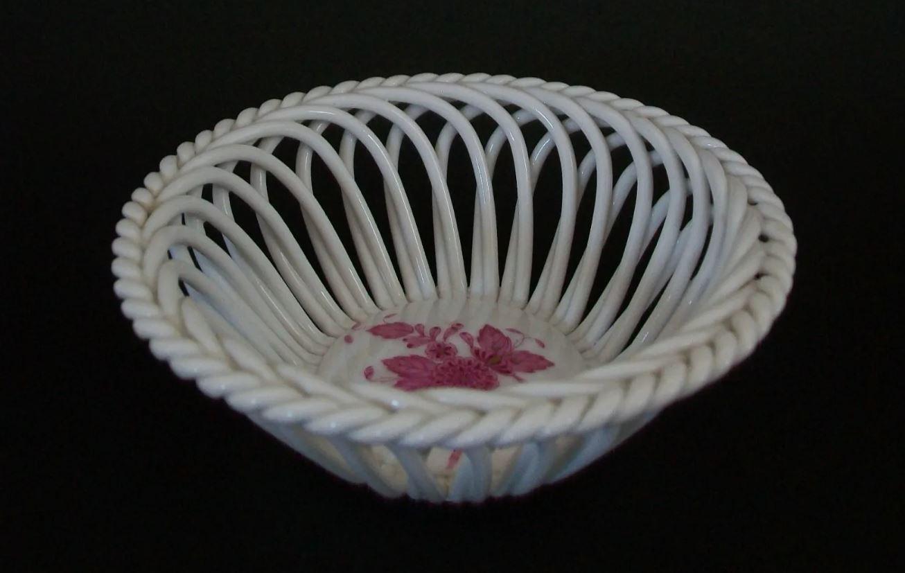 20ième siècle HEREND - Bouquet chinois - framboise - Panier rond ajouré - Hongrie - C. 1976 en vente