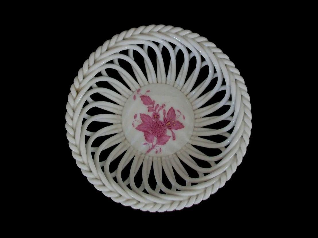 Céramique HEREND - Bouquet chinois - framboise - Panier rond ajouré - Hongrie - C. 1976 en vente