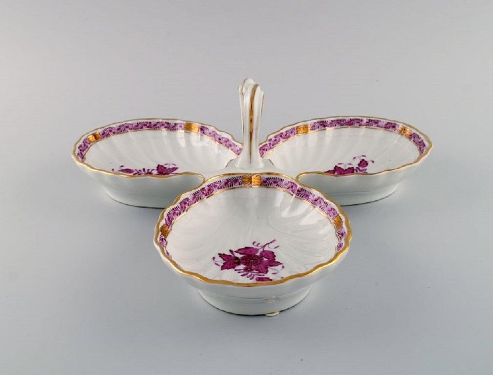 Herend Chinese Bouquet Raspberry. 
Three-part serving dish with handle in hand-painted porcelain. Pink flowers and gold decoration. 
Mid-20th century.
Measures: 30 x 11 cm.
In excellent condition.
Stamped.