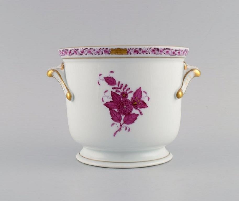 Herend Chinese Bouquet Raspberry. Two flower pots in hand-painted porcelain modelled with handles. Mid-20th century.
Measures: 17 x 12 cm.
In excellent condition.
Stamped.