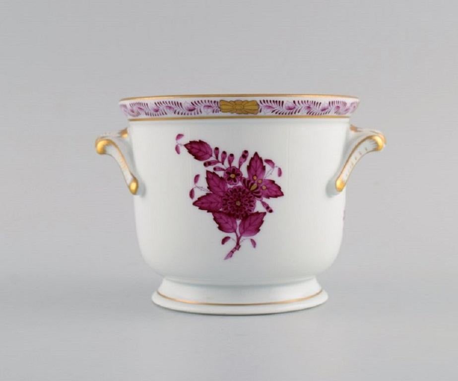 Herend Chinese Bouquet Raspberry. 
Two vases in hand-painted porcelain modelled with handles. Mid-20th century.
Measures: 14 x 9.5 cm.
In excellent condition.
Stamped.
