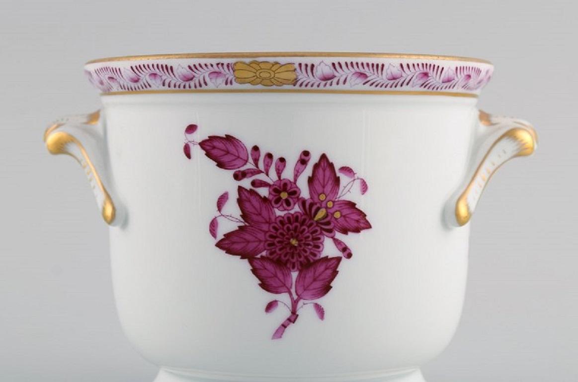 Herend Chinese Bouquet Raspberry, Two Vases in Hand-Painted Porcelain In Excellent Condition For Sale In Copenhagen, DK