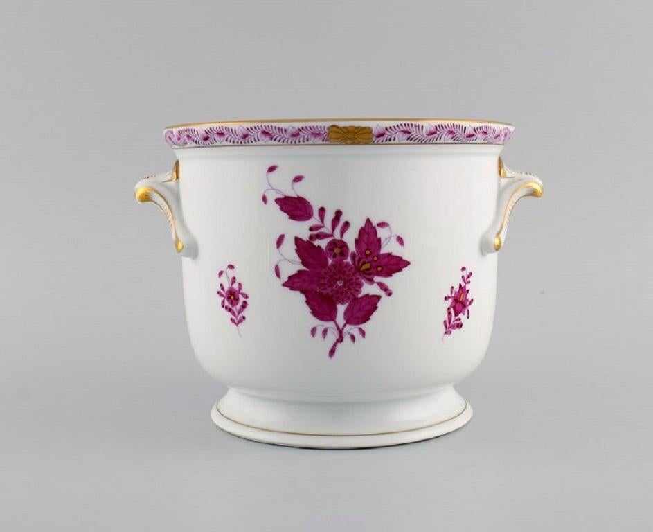 Herend Chinese Bouquet Raspberry. Two wine coolers in hand-painted porcelain modelled with handles. Pink flowers and gold decoration. Mid-20th century.
Measures: 20 x 14 cm.
In excellent condition.
Stamped.