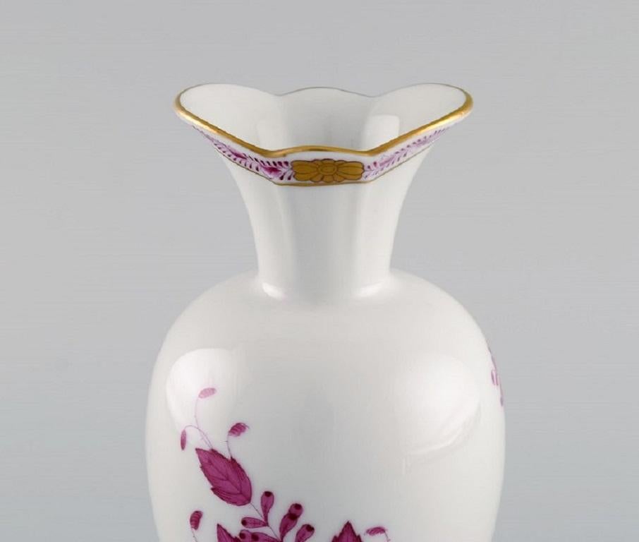 Herend Chinese Bouquet Raspberry Vase in Hand-Painted Porcelain In Excellent Condition In Copenhagen, DK