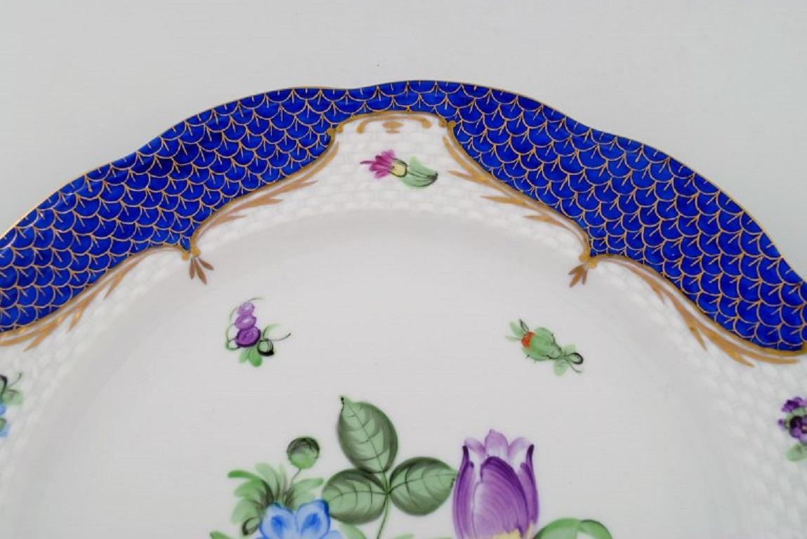 Plato llano Herend de porcelana pintada a mano, fechado en 1941 Pintado a mano en venta