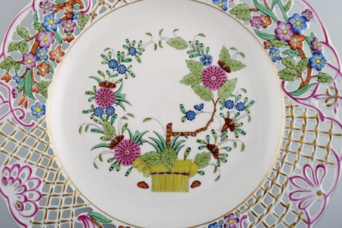 Herend dinner plate in openwork porcelain with hand painted flowers and gold decoration, mid-20th century.
Measures: Diameter 24.2 cm.
In excellent condition.
Stamped.