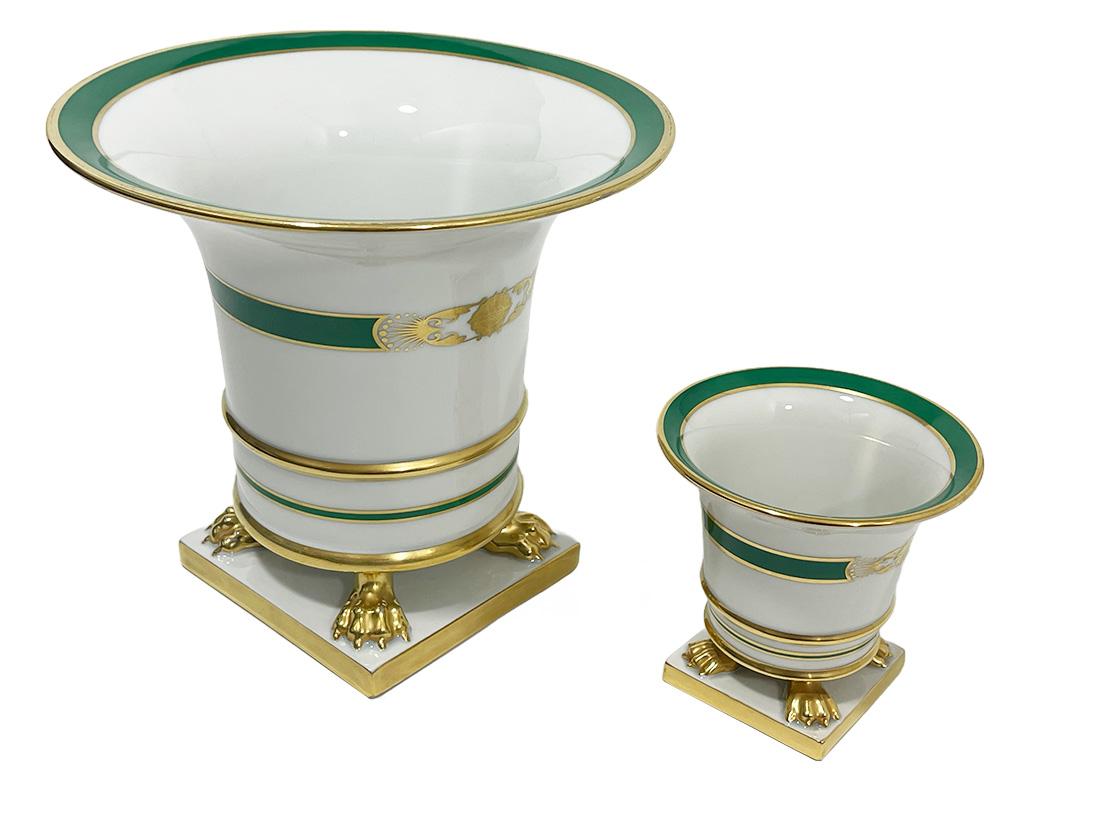 Herend Empire  claw feet Vases D'or et Vert pattern

Two Empire vases, raised on four claw feet with gilded rim, decorated with green bands with gilded motif of floral decor and a compass motif in the middle. Marked with Herend, Hungary mark, blue