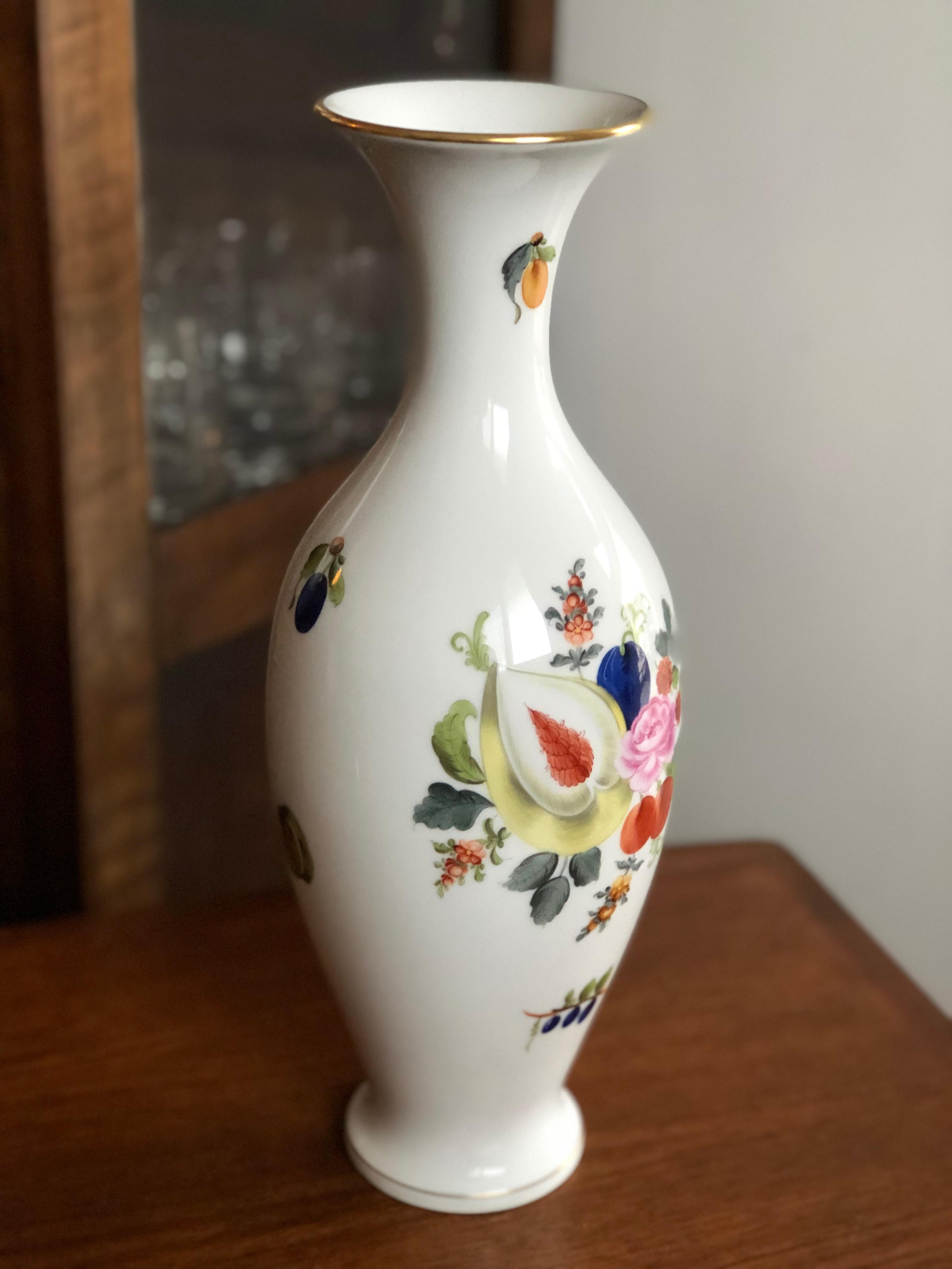 Diese exquisite hohe Vase aus feinem Porzellan von Herend mit ihrem berühmten Design und ihren lebhaften Farben passt in jedes Ambiente. Handgefertigt und handbemalt ist sie genau 33 cm hoch. Toller Zustand.

 