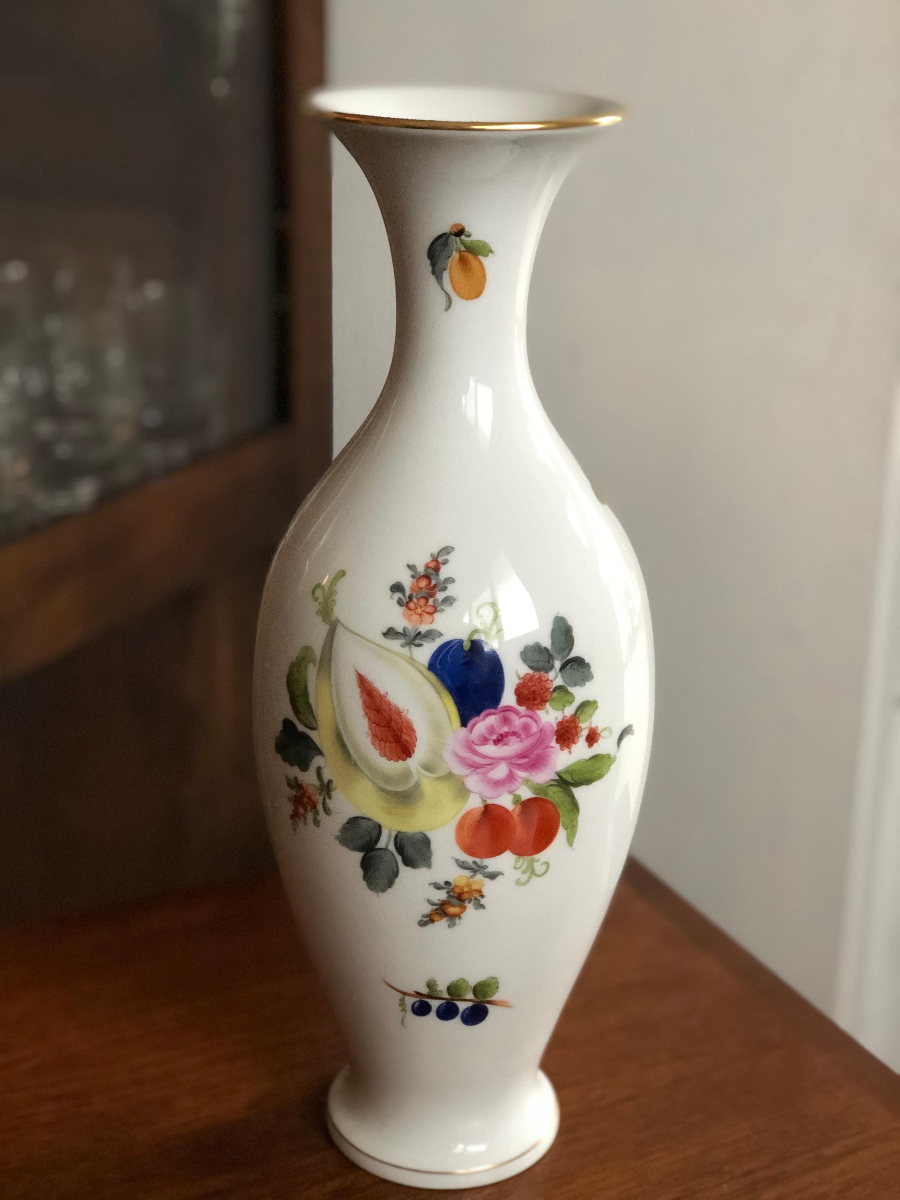 Exquisite gestempelte große Vase von Herend, handgefertigt und handbemalt, Ungarn, 1976 (Handbemalt) im Angebot