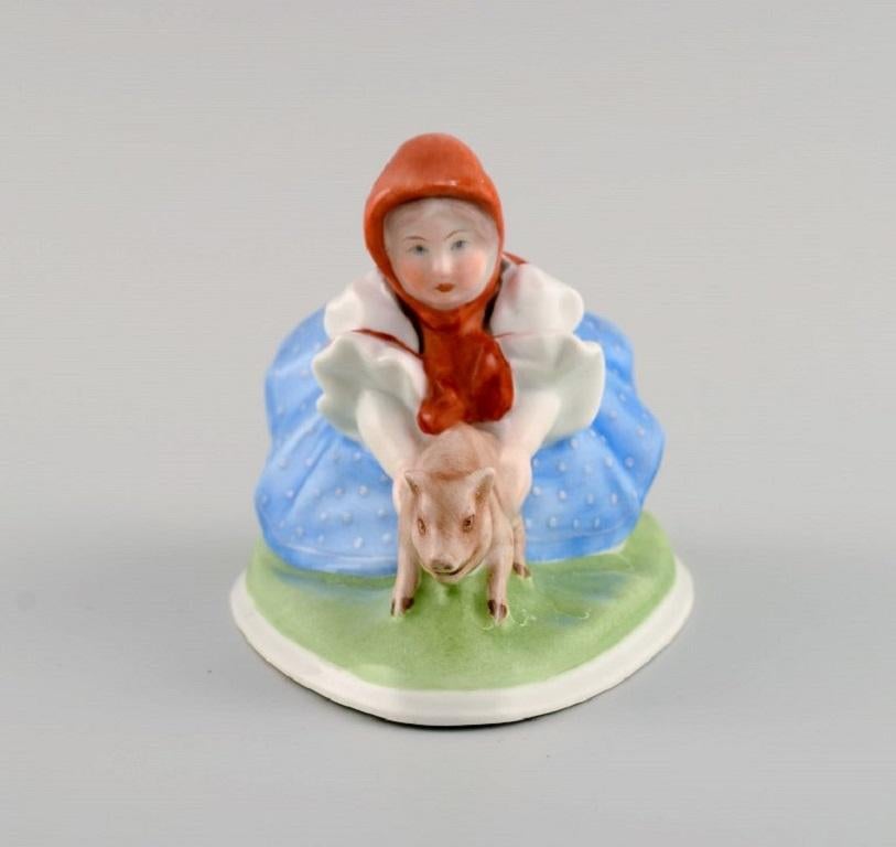 Herend figure in hand-painted porcelain. 
Peasant girl with piglet. Mid-20th century.
Measures: 13.5 x 8.5 cm.
In excellent condition.
Stamped.